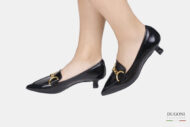 Mocassino in vernice nera con accessorio dorato </br> D1553 Mocassini