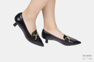 Mocassino in vernice nera con accessorio dorato </br> D1553 Mocassini