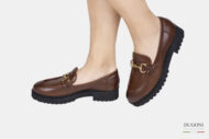 Mocassino in pelle marrone con accessorio </br> D1556 Mocassini