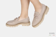 Mocassino in pelle beige con accessorio </br> D1559 Mocassini