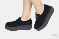 Mocassino in camoscio nero con zeppa </br> D1589 Mocassini