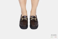 Mocassino in pelle abrasivata marrone con accessorio </br> D1591 Mocassini