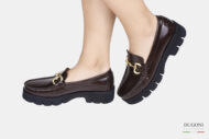 Mocassino in pelle abrasivata marrone con accessorio </br> D1591 Mocassini
