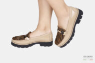 Mocassino in vernice beige e cavallino  </br> D1592 Mocassini