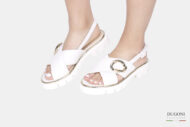 Sandalo incrociato bianco con accessorio oro <br> D1684 Outlet