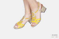 Sandalo cerchi in pelle gialla e platino  </br> D1672 Outlet