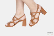 Sandalo con incrocio in pelle marrone cuoio <br/>  D1677 Outlet
