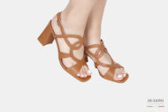 Sandalo con incrocio in pelle marrone cuoio <br/>  D1677 Outlet