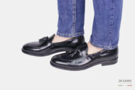 Mocassino con nappine nero </br> U389 Calzature uomo