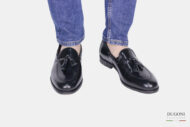 Mocassino con nappine nero </br> U389 Calzature uomo