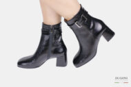 Stivaletto in naplak nera con accessorio cromato  </br> D1722 Scarpe donna