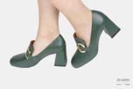 Mocassino liscio in pelle verde con accessorio </br> D1729 Mocassini