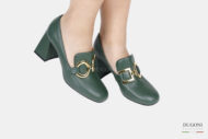Mocassino liscio in pelle verde con accessorio </br> D1729 Mocassini