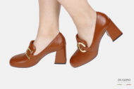 Mocassino liscio in pelle marrone con accessorio </br> D1728 Mocassini