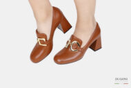 Mocassino liscio in pelle marrone con accessorio </br> D1728 Mocassini