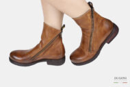 Stivaletto in pelle marrone cuoio con cerniere oblique </br> D1741 Scarpe donna