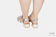 Sandalo in pelle lamé platino </br> D1783 Outlet