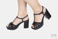 Sandalo plateau in pelle nero con cinturino a T </br> D1796 Sandali