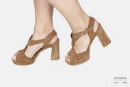 Sandalo in camoscio marrone seppia con plateau </br> D1808 Sandali