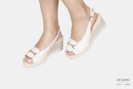 Sandalo zeppa in pelle beige con accessorio  </br> D1816 Scarpe donna