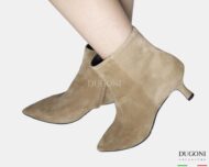 Tronchetto  in camoscio beige </br> <span>-lavorazione a sacchetto-</span></br>D1831 Scarpe donna