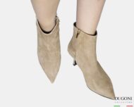 Tronchetto  in camoscio beige </br> <span>-lavorazione a sacchetto-</span></br>D1831 Scarpe donna